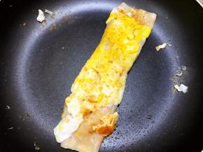 最上面也刷上蒜蓉辣椒酱，再煎一分钟即可