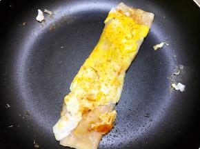 最上面也刷上蒜蓉辣椒酱，再煎一分钟即可