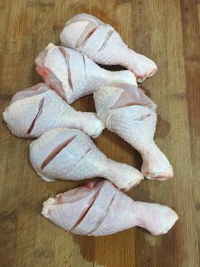 清洗好的鸡腿，用刀把两面都斜划两刀，以便腌制的时候，更好的入味儿。