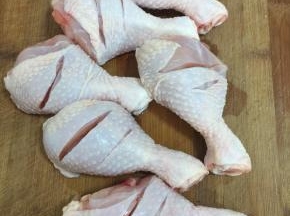 清洗好的鸡腿，用刀把两面都斜划两刀，以便腌制的时候，更好的入味儿。