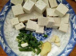 豆腐切块，葱，姜，蒜准备好(豆腐可以选择和鱼一起打，也可以打完后加进去)