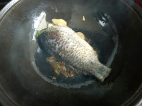 放入鱼，煎一下