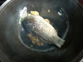 放入鱼，煎一下