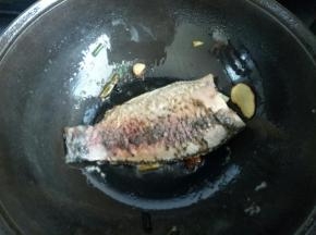 两面煎至金黄，关火