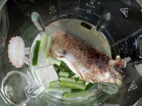 将豆腐，葱，姜，鱼，盐，料酒放入破壁机，加入1200毫升水，开打