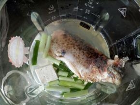 将豆腐，葱，姜，鱼，盐，料酒放入破壁机，加入1200毫升水，开打