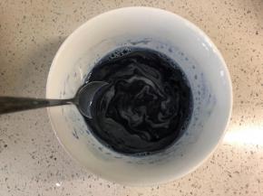 把蝶豆花粉溶于清水中，拌匀制成蝶豆花水。如果没有蝶豆花粉，也可以用蝶豆花干加开水浸泡过夜后，过筛取液体。