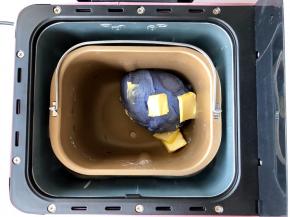 然后加入软化的黄油，继续揉面15分钟。