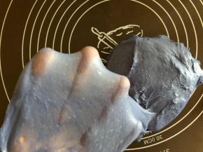 检视一下面团，可以拉出薄膜。