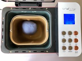 揉成光滑富有弹性的面团。