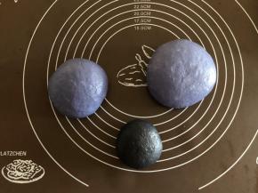 把面团取出排气，把大面团分成180克和262克左右的两个面团，把三个面团分别滚圆。