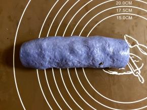 由上往下卷起，收口处封好。