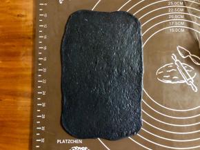 黑色面团同样擀成同宽的长方形。