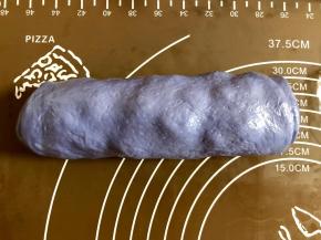 继续卷起，收口处封好。