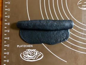 直接卷起，留1.5cm左右的尾巴不要卷。