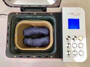 把三个面团依次放入面包桶中，选择发酵程序，发酵50分钟。