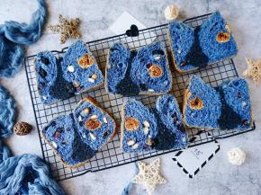 烘烤结束后，用面包钩取出面包晾凉后切片，美美的星空图案就出来了。