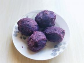 紫薯隔水蒸熟，去皮。（我是蒸熟后去皮的，去皮再蒸也可以）