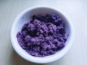 将蒸熟的紫薯放入器具中，用勺子将其碾碎！