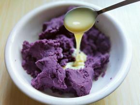 加入炼乳。（炼乳的量可以根据个人口感增减）