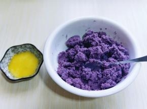 黄油隔水融化或者放入微波炉叮45秒！