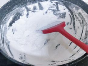 炒糯米粉，全程小火炒，炒至微黄即可！