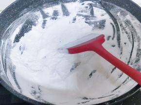 炒糯米粉，全程小火炒，炒至微黄即可！