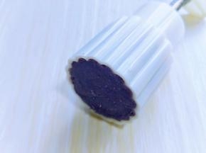 我的模具是65g的，所以称了65g的紫薯糯米泥，揉成团，放入模具中。