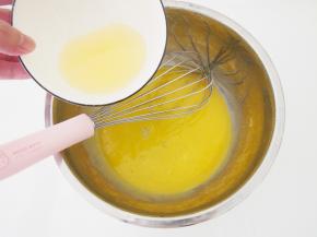 蛋白和蛋黄分离，蛋黄中放入玉米油，充分搅拌均匀。