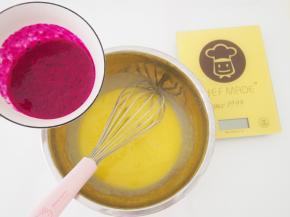 火龙果用料理机打成泥，加入蛋黄糊中，充分搅拌均匀。