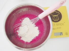 筛入低筋面粉，切拌均匀。