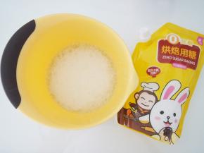 蛋白放入无水无油的盆子中，打出鱼眼泡后加入三分之一糖。