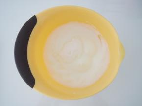 打发至出现纹路加入第二次糖，纹路明显后加入第三次糖。