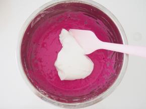 取三分之一的蛋白加入蛋黄糊中，切拌均匀。