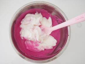 将剩余的蛋白霜加入蛋黄糊，搅拌均匀。