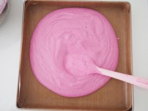 将剩余的蛋白霜加入蛋黄糊，搅拌均匀。