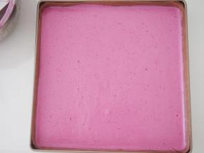 用刮刀将面糊铺平，震出大气泡，烤箱预热至150度，中层上下火，20分钟左右熟透即可。