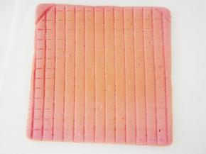 将晾好的蛋糕片翻过来。