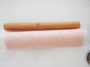 可以抹上自己喜欢的果酱，或者用淡奶油做夹馅，我什么都没加，直接卷起来了，也很好吃哦~