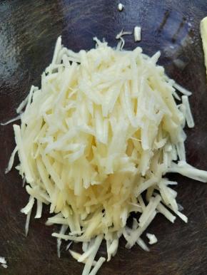 用刨刀刨成丝。