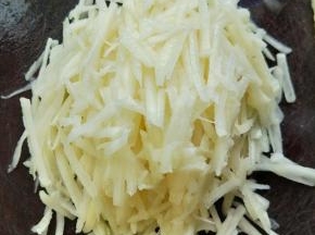 用刨刀刨成丝。