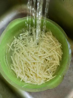 然后用流动水冲洗几次，再放水里泡一下。