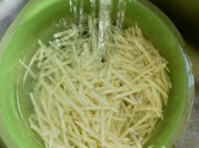 然后用流动水冲洗几次，再放水里泡一下。