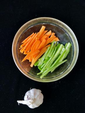 胡萝卜切丝，尖椒从中间切开，去掉籽和白膜，然后也切成丝。