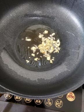 热锅凉油，下蒜蓉煸炒一下。