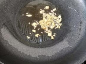 热锅凉油，下蒜蓉煸炒一下。