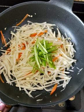 然后再加入尖椒丝，翻炒片刻。