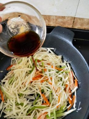 最后倒入调好的汁。（提前取个碗放入适量盐、米醋、白糖、酱油和一点点水化开）