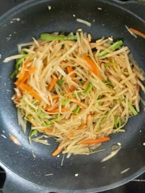 翻炒均匀即可出锅。