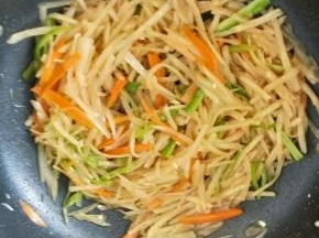 翻炒均匀即可出锅。